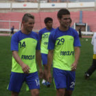 El delantero Luis Guevara (i) y el defensor Ezequiel Filipetto suean con jugar este sbado en Cochabamba.