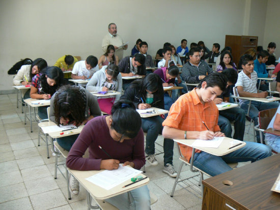 PRUEBA. Los postulantes se preparan.