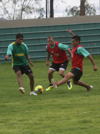 Los estudiantiles entrenaron ayer en el complejo deportivo El Bosquecillo de la zona de Fancesa.