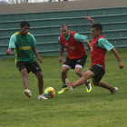 Los estudiantiles entrenaron ayer en el complejo deportivo El Bosquecillo de la zona de Fancesa.