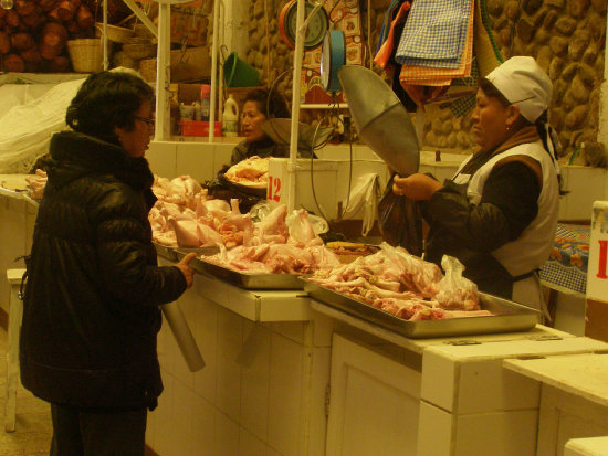 OFERTA. Muchos puestos de venta de pollo recibieron ayer la mitad de lo que normalmente les llega.