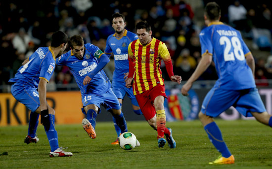 El argentino Lionel Messi (2d) marc los goles en el triunfo del Barcelona.