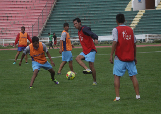 Mauricio Saucedo (2d) toca el baln ante la marca de Sal Torres en la prctica de ayer, en el estadio Patria.