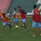 Mauricio Saucedo (2d) toca el baln ante la marca de Sal Torres en la prctica de ayer, en el estadio Patria.