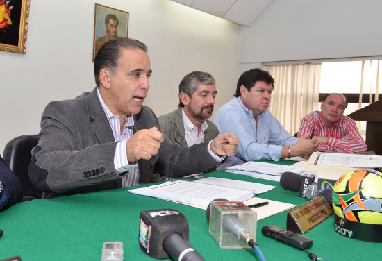 Mauricio Mndez (i) present un POA para el nuevo directorio.