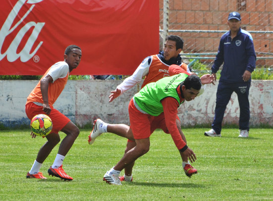 Vladimir Soria (d) ya moldea el posible onceno para el debut liguero.