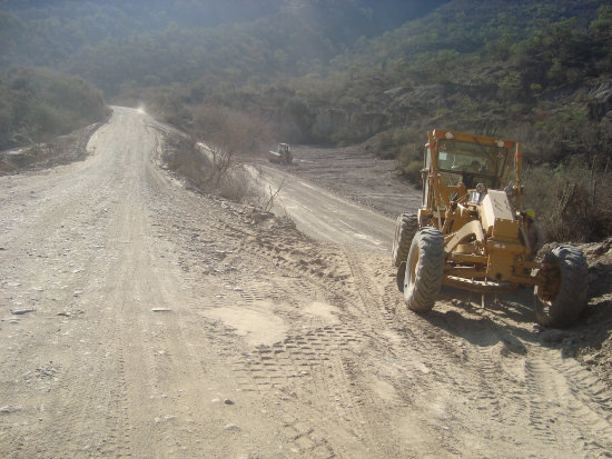 ATENCIN. La situacin ms crtica en los caminos a medio construir se presenta en la poca de lluvias y perjudica el trnsito de motorizados.