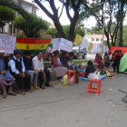 MANIFESTACIN. Los microempresarios hicieron vigilia en la puerta del TCP la semana pasada para presionar a los tribunos.