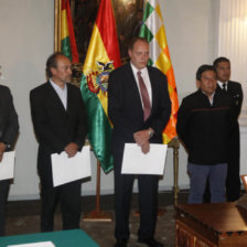 Cancillera. El canciller David Choquehuanca posesiona a los tres nuevos embajadores.