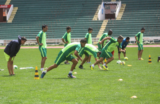 Los estudiantiles cerraron prcticas ayer por la maana en el estadio Patria; por la tarde se ausentaron a Cochabamba.