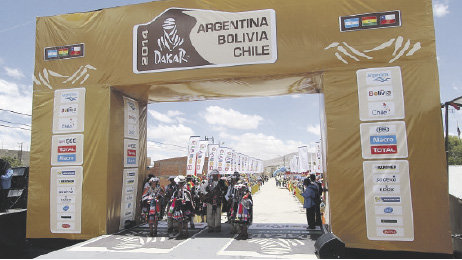 CULTURA. Comunarios del municipio de San Lucas, en la rampa del Dakar en Uyuni, demostrando su cultura con la danza del Fandango.