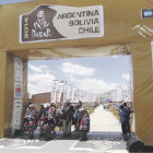 CULTURA. Comunarios del municipio de San Lucas, en la rampa del Dakar en Uyuni, demostrando su cultura con la danza del Fandango.