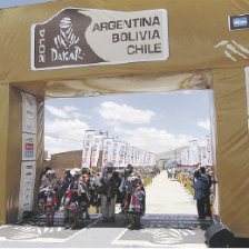 CULTURA. Comunarios del municipio de San Lucas, en la rampa del Dakar en Uyuni, demostrando su cultura con la danza del Fandango.