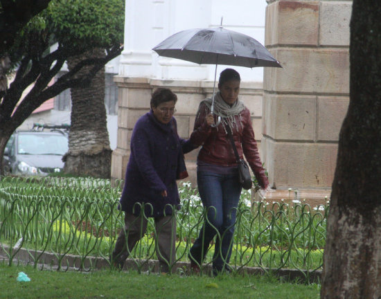 LLUVIA. Es recomendable portar continamente un paraguas.