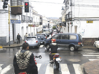 CONGESTIN. Una larga fila de vehculos en la calle Calvo esquina Bolvar.