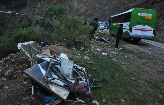 ACCIDENTE. El bus de la empresa Bustill se volc el saldo muertos y heridos que se recuperan en hospitales de Cochabamba