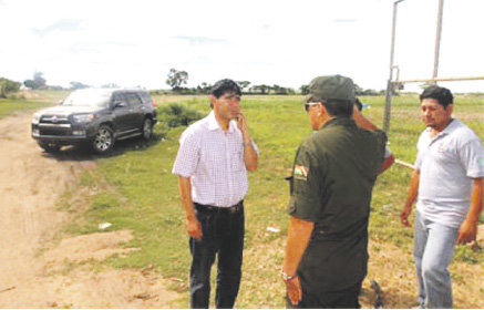 OPERATIVO. El viceministro de Rgimen Interior, Jorge Prez, supervisa el operativo de desalojo.