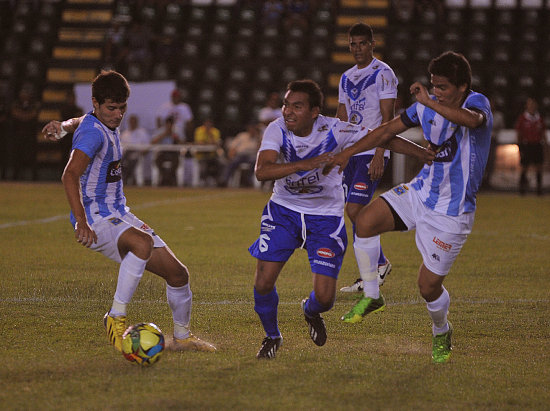 El cotejo entre Blooming y San Jos, jugado anoche en el estadio Tahuichi, fue bastante disputado; abajo, el festejo de la academia crucea tras convertirle al cuadro santo.