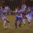 El cotejo entre Blooming y San Jos, jugado anoche en el estadio Tahuichi, fue bastante disputado; abajo, el festejo de la academia crucea tras convertirle al cuadro santo.