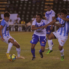 El cotejo entre Blooming y San Jos, jugado anoche en el estadio Tahuichi, fue bastante disputado; abajo, el festejo de la academia crucea tras convertirle al cuadro santo.