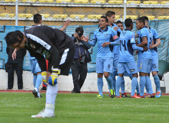 Los jugadores de Bolvar celebran el gol del espaol Juan Miguel Callejn, el primero de la tarde de ayer, en el estadio Hernando Siles.