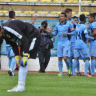 Los jugadores de Bolvar celebran el gol del espaol Juan Miguel Callejn, el primero de la tarde de ayer, en el estadio Hernando Siles.