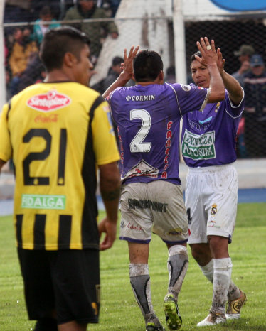 Eduardo Ortiz (d) y su compaero festejan el nico gol marcado ante los actuales campeones de la Liga.