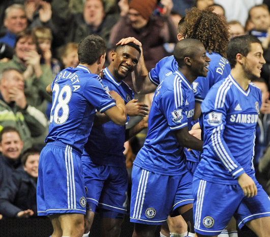 El cameruns Samuel Etoo (2i) anot tres goles para el triunfo del Chelsea.