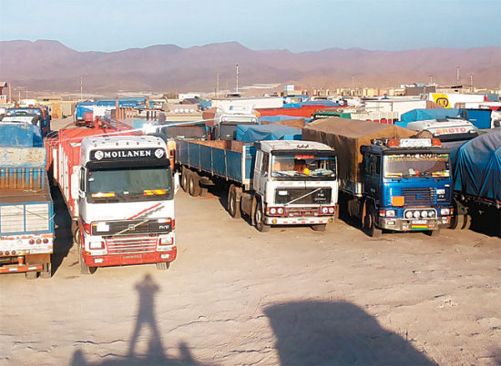 VARADOS. Camiones bolivianos de carga internacional no pueden entrar al puerto de Iquique.