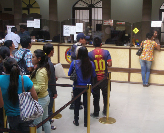 PRESENCIA. Cada da cientos de estudiantes realizan trmites en la Universidad.