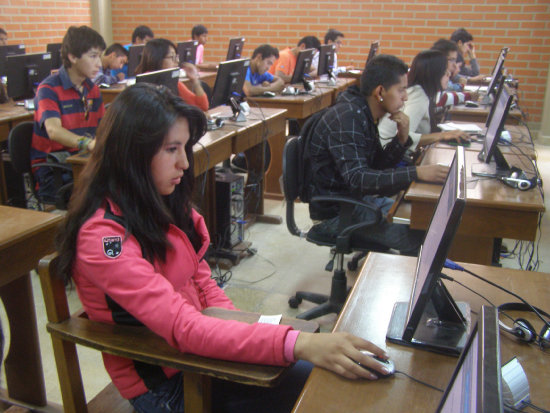 INTERS. Gran cantidad de estudiantes espera su turno para usar una de las mquinas.