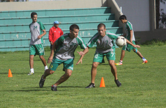 Ezequiel Filipetto (i) durante la prctica de ayer, en la cancha de csped de El Bosquecillo.