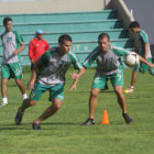 Ezequiel Filipetto (i) durante la prctica de ayer, en la cancha de csped de El Bosquecillo.