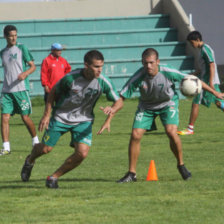 Ezequiel Filipetto (i) durante la prctica de ayer, en la cancha de csped de El Bosquecillo.