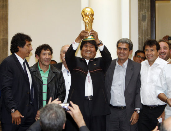 El presidente Evo Morales fue el nico que se dio el gusto de levantar el trofeo de la Copa del Mundo.