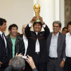 El presidente Evo Morales fue el nico que se dio el gusto de levantar el trofeo de la Copa del Mundo.