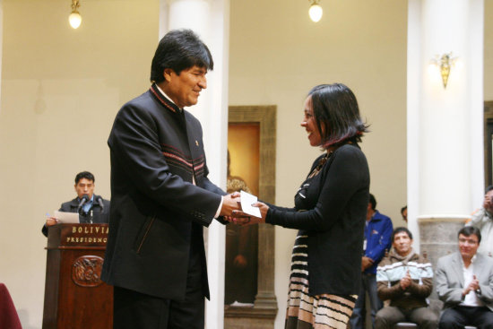 Nataly Camacho recibe su premio econmico de manos del Presidente.