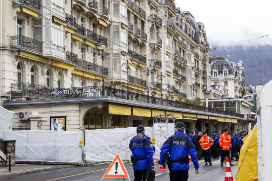 PREPARATIVOS. Varios agentes de seguridad se preparan frente al hotel 