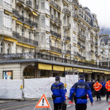 PREPARATIVOS. Varios agentes de seguridad se preparan frente al hotel 