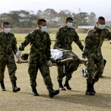 GUERRA. Miembros del Ejrcito de Colombia trasladan los cuerpos de miembros de las FARC.