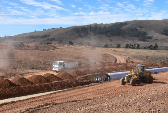 OBRA. Est en plena construccin el nuevo aeropuerto para Sucre en el municipio de Yamparez, en el sector denominado Alcantar.