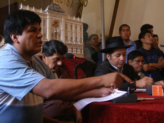 ALIANZA. Dirigentes del transporte pesado y Urquizu anuncian su pacto en una conferencia.