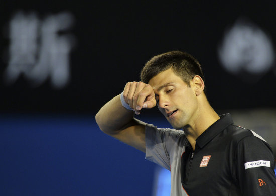 El serbio Novak Djokovic se lamenta durante su partido del Abierto de Australia ante Stanislas Wawrinka.