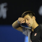 El serbio Novak Djokovic se lamenta durante su partido del Abierto de Australia ante Stanislas Wawrinka.