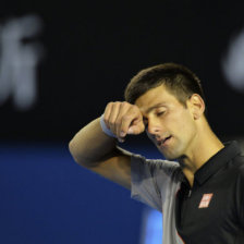 El serbio Novak Djokovic se lamenta durante su partido del Abierto de Australia ante Stanislas Wawrinka.