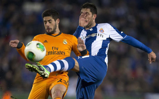 Joan Capdevilla (d), despeja un baln ante Francisco Romn Isco.