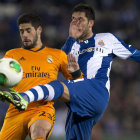 Joan Capdevilla (d), despeja un baln ante Francisco Romn Isco.