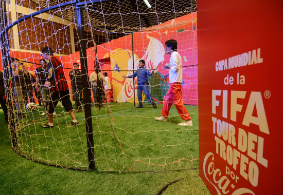 Antes de acercarse al trofeo, la gente disfrut de la sala de juegos.