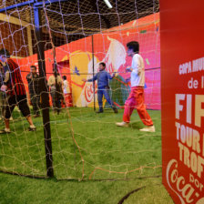 Antes de acercarse al trofeo, la gente disfrut de la sala de juegos.