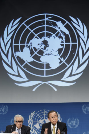 CONFERENCIA. El secretario general de la ONU, Ban Ki-moon (d), y el mediador Lajdar Brahimi.